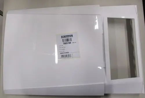 Weißes Bauteil mit vertikaler Öffnung und Remeha-Beschriftung, möglicherweise eine Vorderwand für ein Gerät oder Möbelstück.